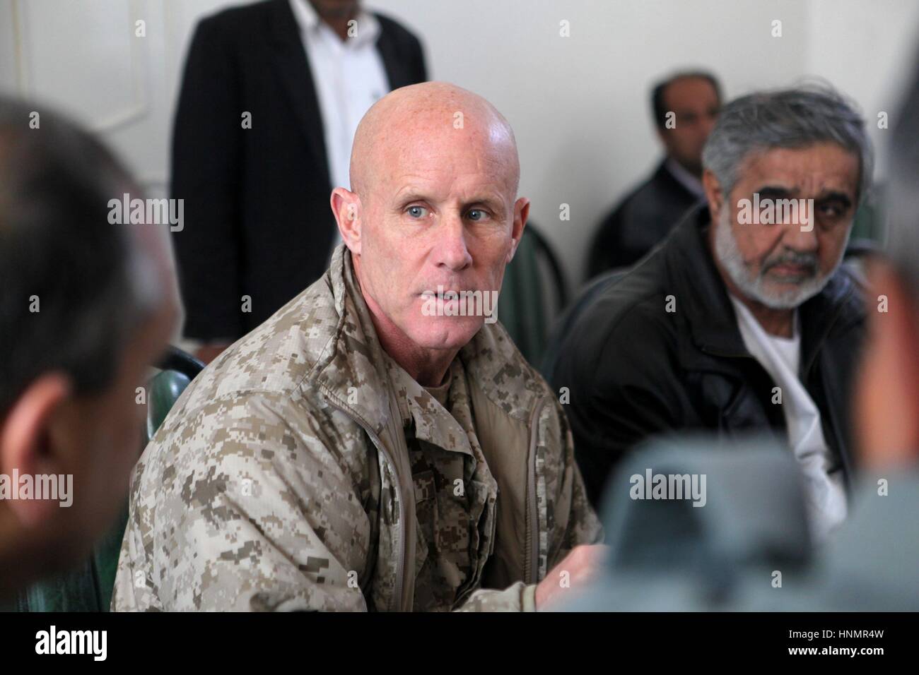 Zaranj, Afghanistan. 14Th Feb 2017. Vice-amiral. Robert S. Harward, commandant du Combined Joint Interagency Task Force 435, parle d'un afghan au cours de sa visite officielle, le 6 janvier 2011 à Zaranj, Afghanistan. Harward est considéré comme l'avant-coureur 14 février 2017 pour remplacer Michael Flynn comme la Maison Blanche, conseiller à la sécurité nationale, après Flynn a démissionné. (Sgt. Shawn Coolman /DOD Photo via Planetpix) Banque D'Images