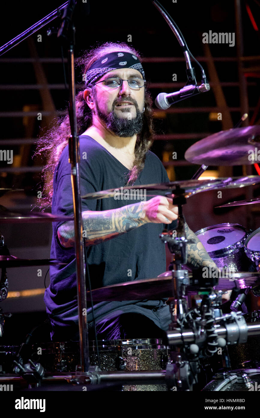 10 février 2017 - Toronto, Ontario, Canada - le légendaire batteur Mike Portnoy a célébré son 50e anniversaire à venir par l'exécution de Dream Theater" de '12 Étape Suite' live pour la première fois à bord de la croisière jusqu'à la périphérie. Son groupe était composé de : CHARLIE GRIFFITHS, CONNER VERT, DANIEL GILDENLÃ TEJEIDACTTE-W, DIEGO, ERIC GILLETTE, RICHARD HENSHALL, ROSS JENNINGS, TED LEONARD, Tony Levin (crédit Image : © Igor Vidyashev via Zuma sur le fil) Banque D'Images