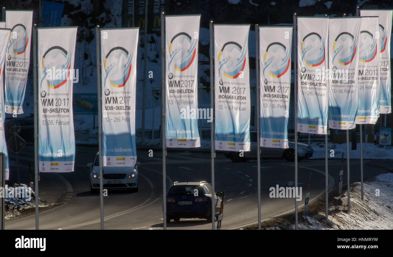 Drapeaux avec les lettres 'WM 2017 - Bob - squelette" peut être vu près de la piste de glace à Schoenau suis Koenigsee, Allemagne, 14 février 2017. Du 12 février au 26 février 2017 les championnats du monde de Bob et de skeleton auront lieu ici. Photo : Peter Kneffel/dpa Banque D'Images