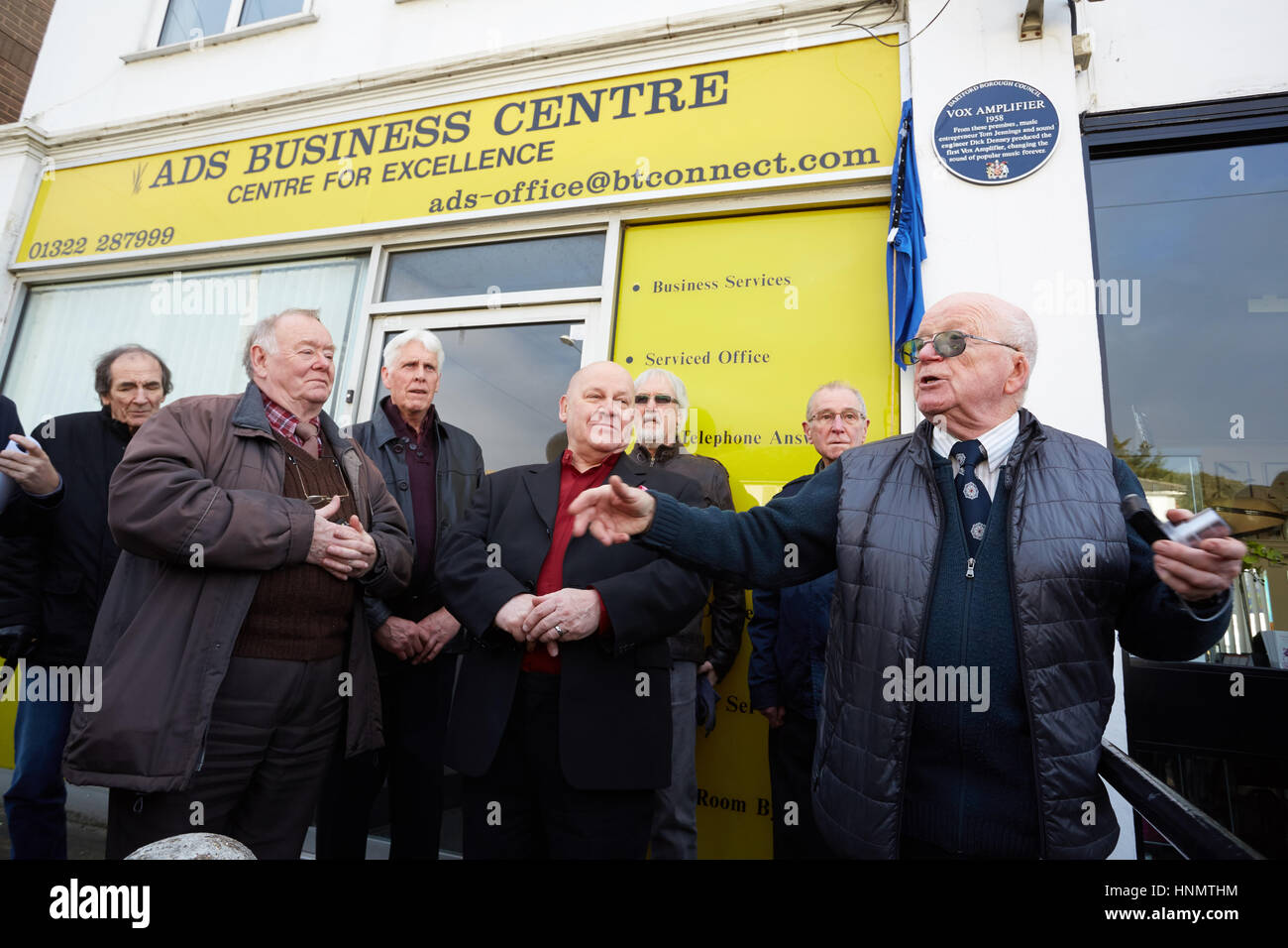 Dartford, Royaume-Uni. 14Th Feb 2017. Ex - employés de l'blue plaque cérémonie de commémoration à la Vox Vox original au bâtiment 119 route de Dartford, Kent. Le bâtiment est le site original de Jennings encore de Industries Limited qui a produit des amplificateurs VOX Vox et d'autres encore de l'équipement. Crédit : Steve Hickey/Alamy Live News Banque D'Images