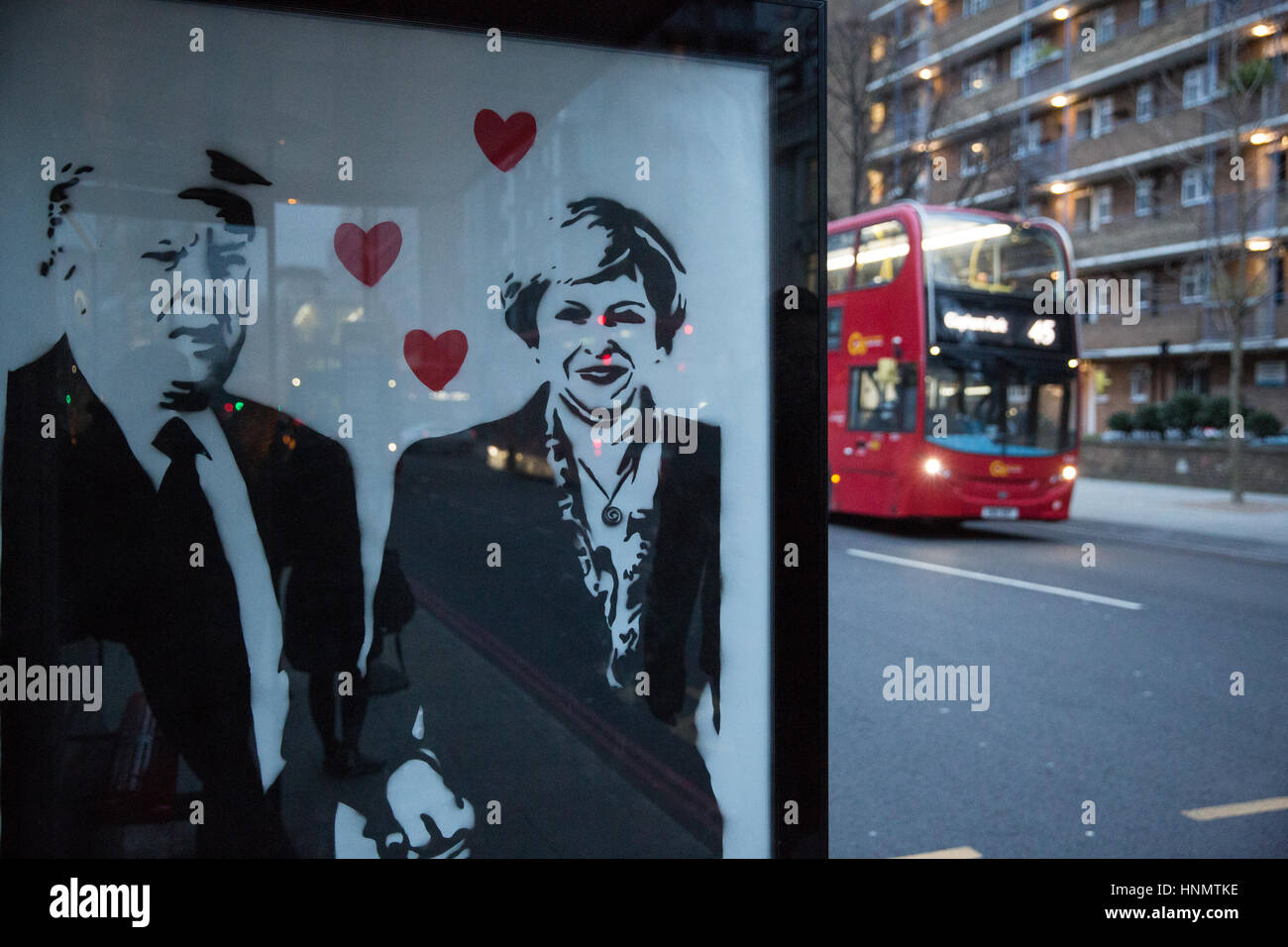 Londres, Royaume-Uni. 14Th Feb 2017. Un pochoir de protestation avec l'image du président Donald Trump et premier ministre Theresa peut tenir la main et de l'amour coeur paru le jour de la Saint-Valentin dans Southwark. Credit : Mark Kerrison/Alamy Live News Banque D'Images