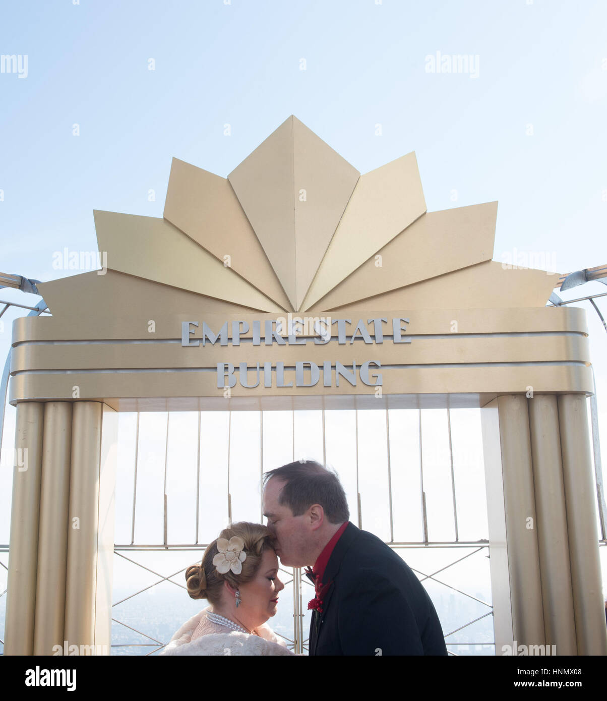 New York, aux États-Unis. 14Th Feb 2017. Catherine Malat et Eric LaStrange sont mariés dans le cadre de l'Empire State Building's 23rd Annual Valentine's Day Weddings contest, le 14 février 2017. Credit : Bryan Smith/ZUMA/Alamy Fil Live News Banque D'Images