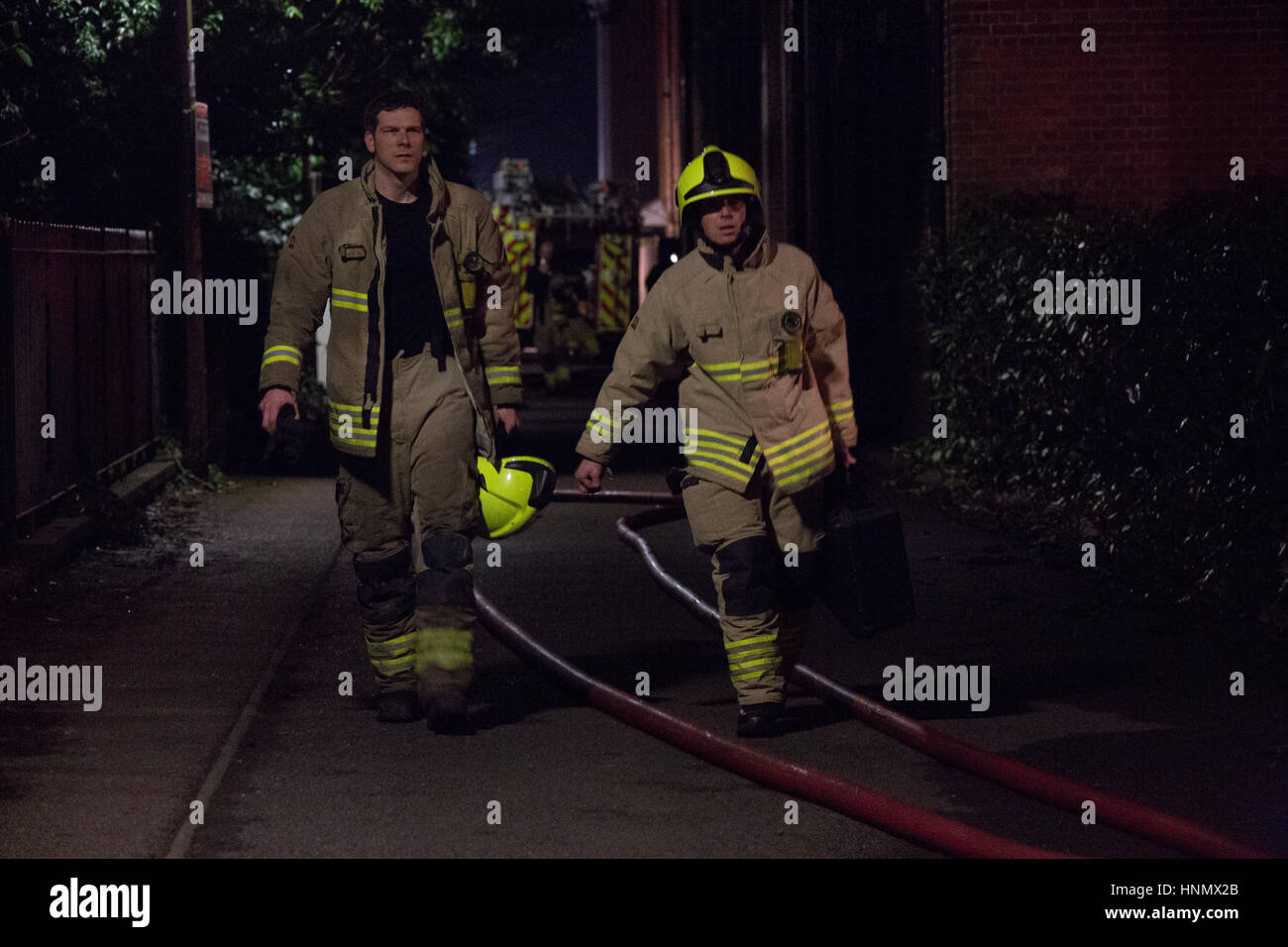 Oxford, UK. 14Th Feb 2017. Immeuble d'appartements à Osney Lock, Oxford s'est effondré en raison d'une grande explosion. Équipe d'incendie dans les lieux de contenir l'incendie/Lusabia Crédit : Pete Alamy Live News Banque D'Images