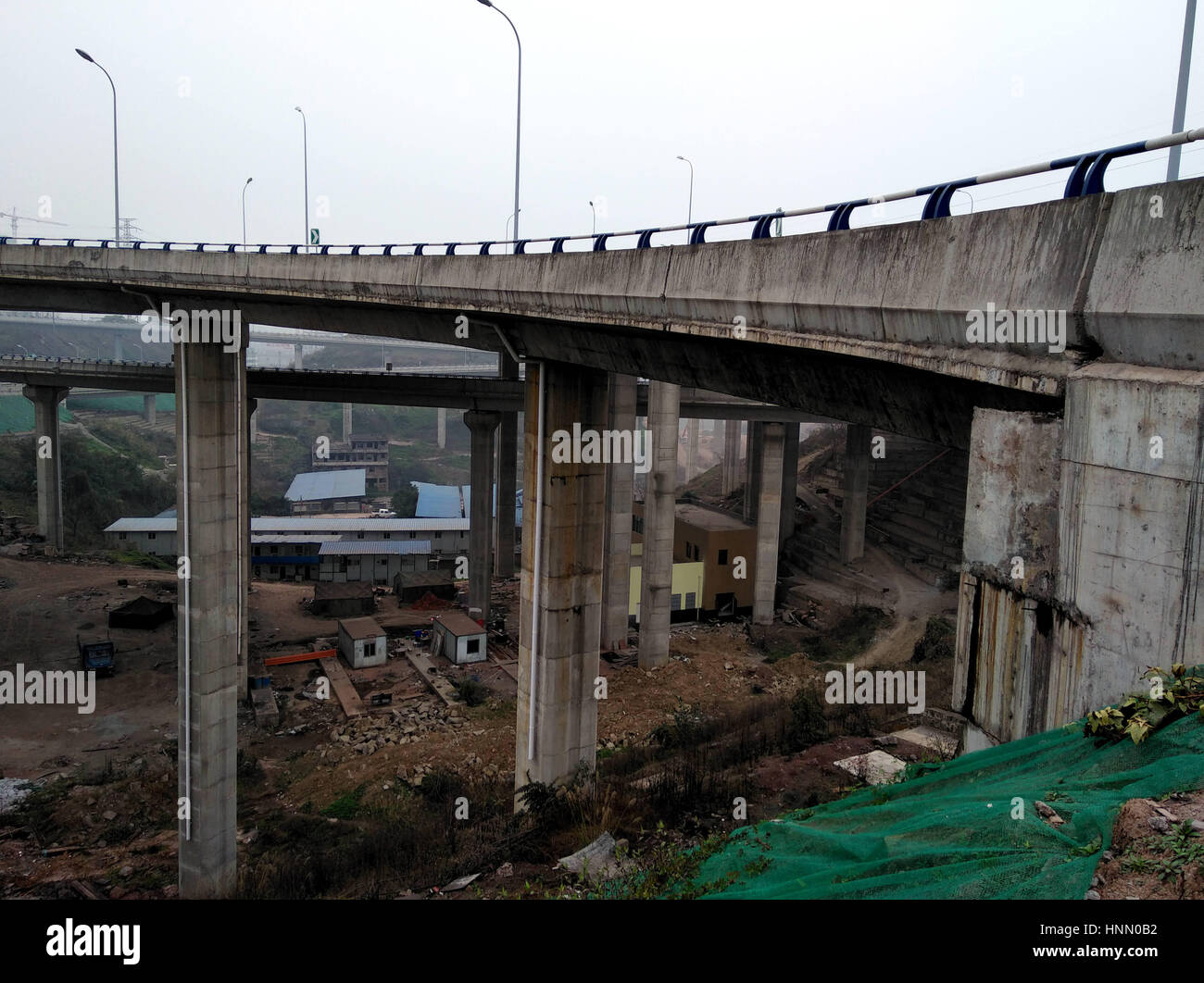 Chongqing, Chongqing, Chine. 14Th Feb 2017. Chongqing, Chine, 14 février 2017 : (usage éditorial uniquement. Chine OUT) .Une maison est construite sous le viaduc dans le sud-ouest de la Chine, Chongqing, February 14th, 2017. Crédit : SIPA Asie/ZUMA/Alamy Fil Live News Banque D'Images