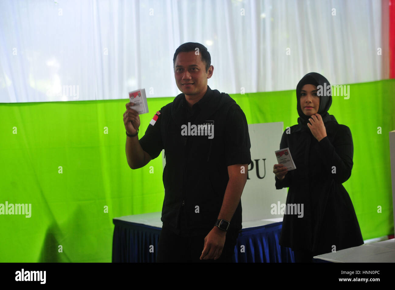 Jakarta, Indonésie. Feb 15, 2017. Candidat gouverneur Agus Harimurti Yudhoyono (L) accompagné de sa femme Annisa Pohan votes dans un bureau de scrutin lors des élections régionales dans le sud de Jakarta, Indonésie, le 15 février 2017. L'Indonésie a tenu son élection au poste de gouverneur, mercredi, pour ramasser les gouverneurs, chefs de districts et les maires avec la concurrence la plus passe dans la capitale du pays, ville de Jakarta. Credit : Zulkarnain/Xinhua/Alamy Live News Banque D'Images