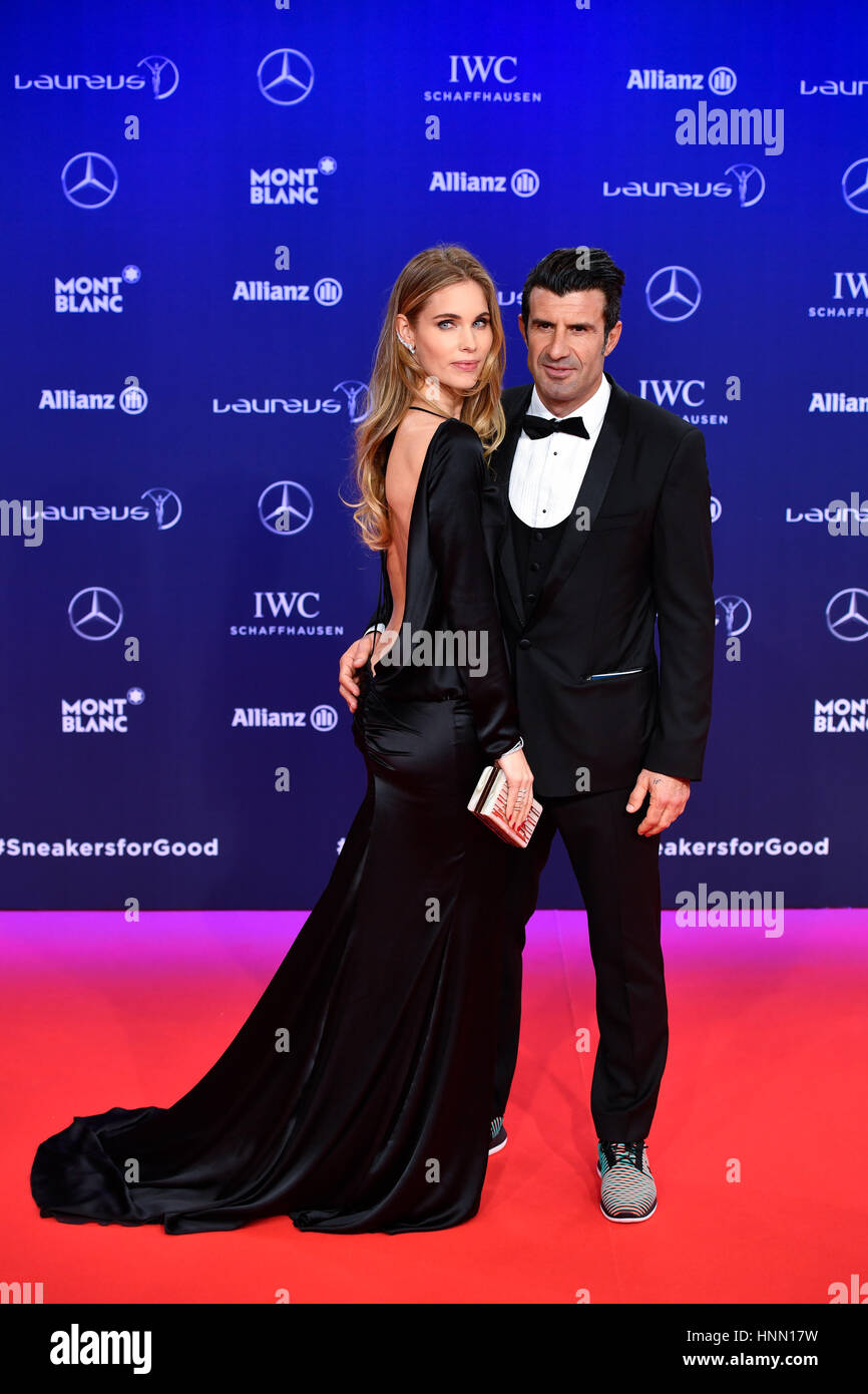 Moulins, footballeur portugais Luis Figo (R) et son épouse Helen Svedin pose pour des photos sur le tapis rouge à la Laureus World Sports Awards à Moulins. 14Th Feb 2017. Membre de l'Académie Laureus, un ancien footballeur portugais Luis Figo (R) et son épouse Helen Svedin pose pour des photos sur le tapis rouge à la Laureus World Sports Awards en Italie, Monaco le 14 février 2017. Crédit : Chen Yichen/Xinhua/Alamy Live News Banque D'Images