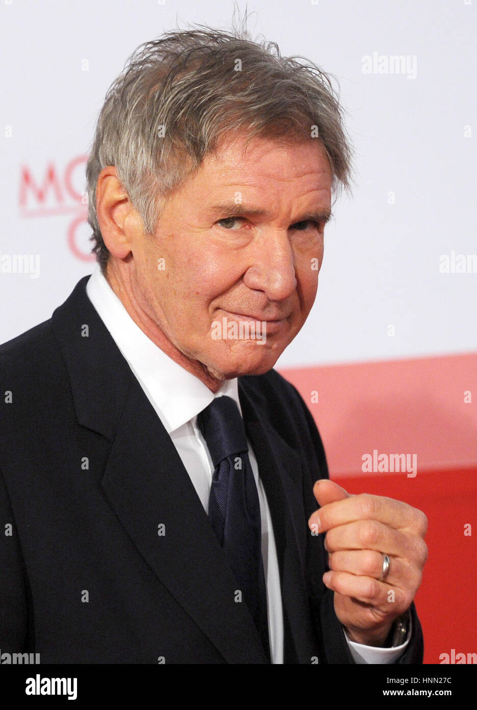 Fichier - une archive photo du 9 janvier 2011 montre Harrison Ford arrivant pour la première du film 'Morning Glory' à Berlin, Allemagne. Selon le magazine américain "diversité", l'acteur américain souhaite jouer les héros de l'ouest de Wyatt Earp l'adaptation du roman 'Black Hats : un roman de Wyatt Earp et Al Capone". Photo : Jens Kalaene dans le monde d'utilisation | Banque D'Images