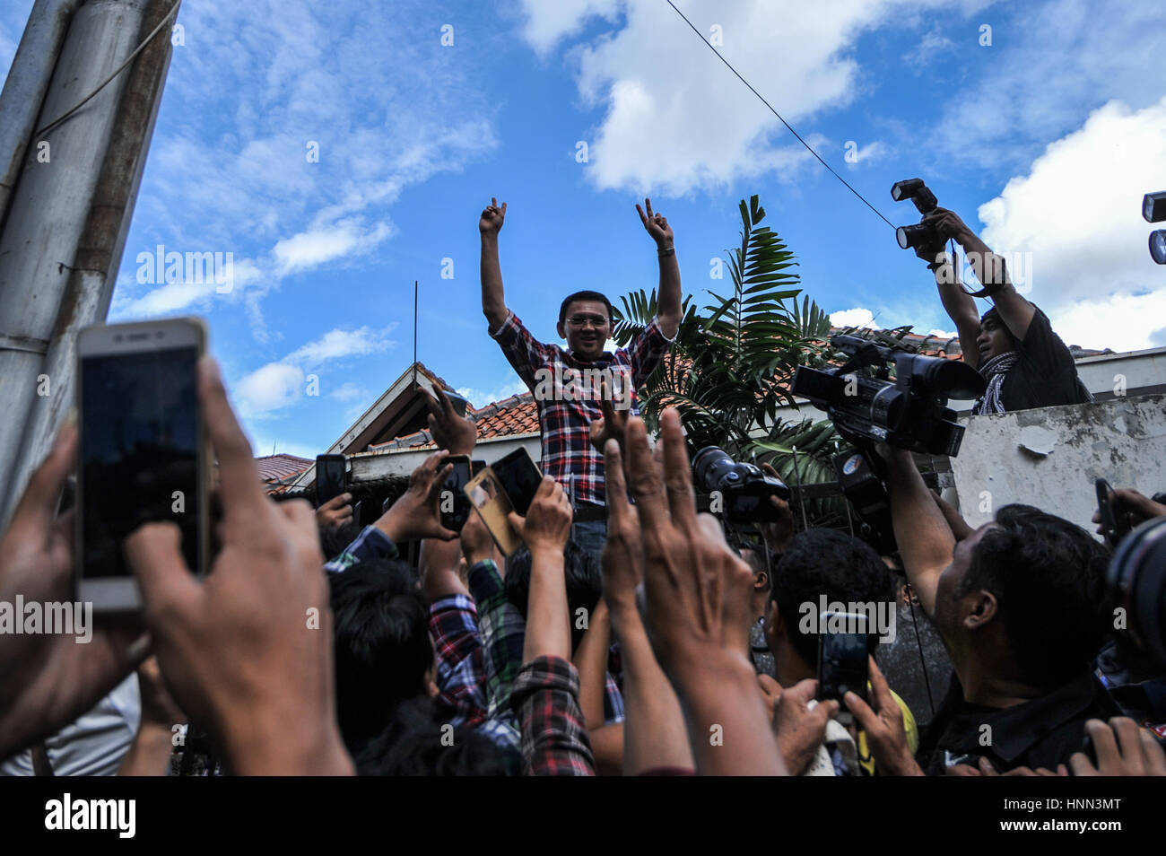 Jakarta, Indonésie. Feb 15, 2017. Basuki Tjahaja candidat Gouverneur de Jakarta Purnama (C) lève les mains à ses partisans à boire Accueil 'Rumah Lembang' à Jakarta, Indonésie, le 15 février 2017. Basuki Tjahaja Gouverneur de Jakarta titulaires Purnama a obtenu la majorité des voix dans l'élection au poste de gouverneur de la capitale de l'Indonésie, mercredi, selon deux principaux chefs rapide. Sanovri Crédit : Veri/Xinhua/Alamy Live News Banque D'Images