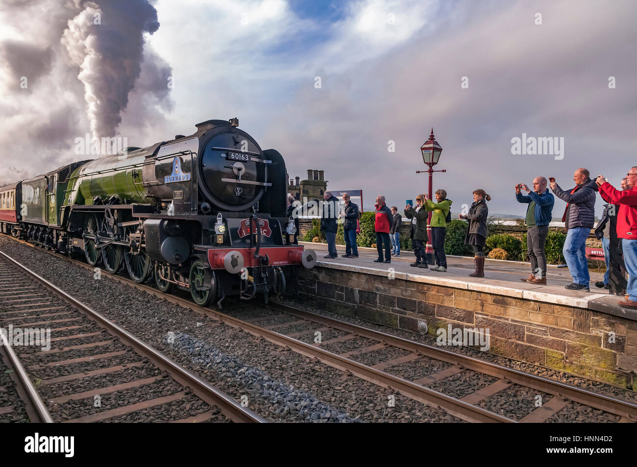 S'installer. Yorkshire du Nord. Nord-ouest de l'Angleterre. Mercredi 15 février 2017. La machine à vapeur au poivre sur la tornade de jour secnond hauling trains réguliers entre Skipton et Appleby sur l'installer à Carlisle railway. Les services sont le premier vapeur services schedueld transporté sur rail britannique pendant 50 ans. Le Tarin est photographié à régler avec de nombreux spectateurs avec leur caméra au poing. Crédit : John Davidson/Alamy Live News. Banque D'Images