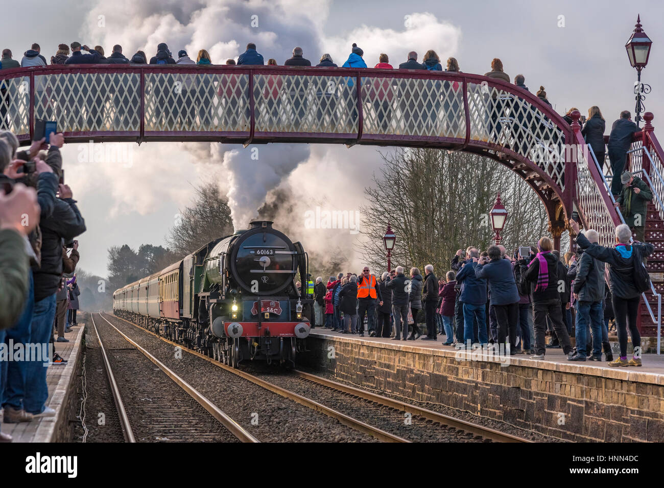 S'installer. Yorkshire du Nord. Nord-ouest de l'Angleterre. Mercredi 15 février 2017. La machine à vapeur au poivre sur la tornade de jour secnond hauling trains réguliers entre Skipton et Appleby sur l'installer à Carlisle railway. Les services sont le premier vapeur services schedueld transporté sur rail britannique pendant 50 ans. Le Tarin est photographié à régler avec de nombreux spectateurs avec leur caméra au poing. Crédit : John Davidson/Alamy Live News. Banque D'Images