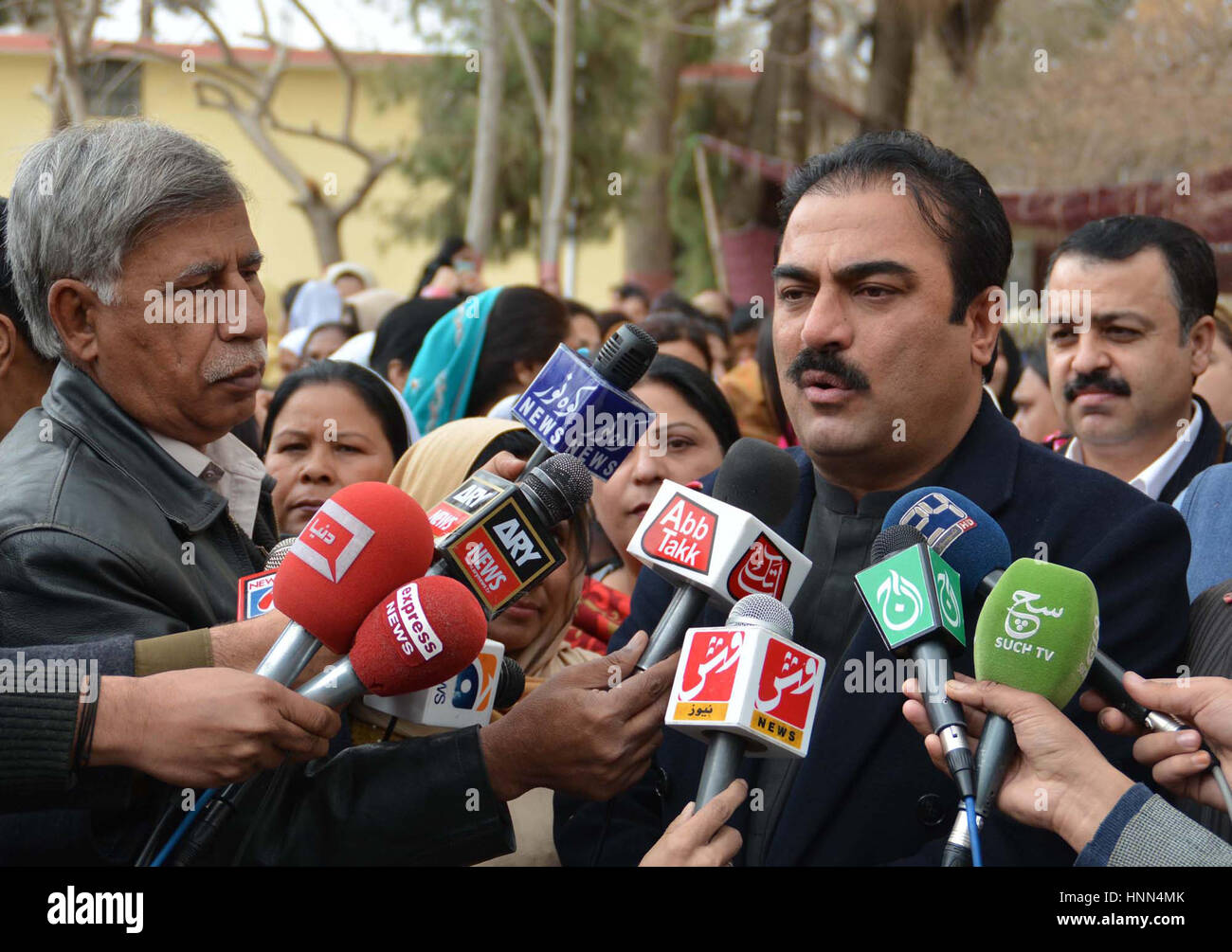 Le ministre provincial de la Santé pour Sualeh Mir Baloch parler aux médias au cours de la protestation de l'Association de soins infirmiers au Baloutchistan Quetta press club le Mercredi, Février 15, 2017. Banque D'Images