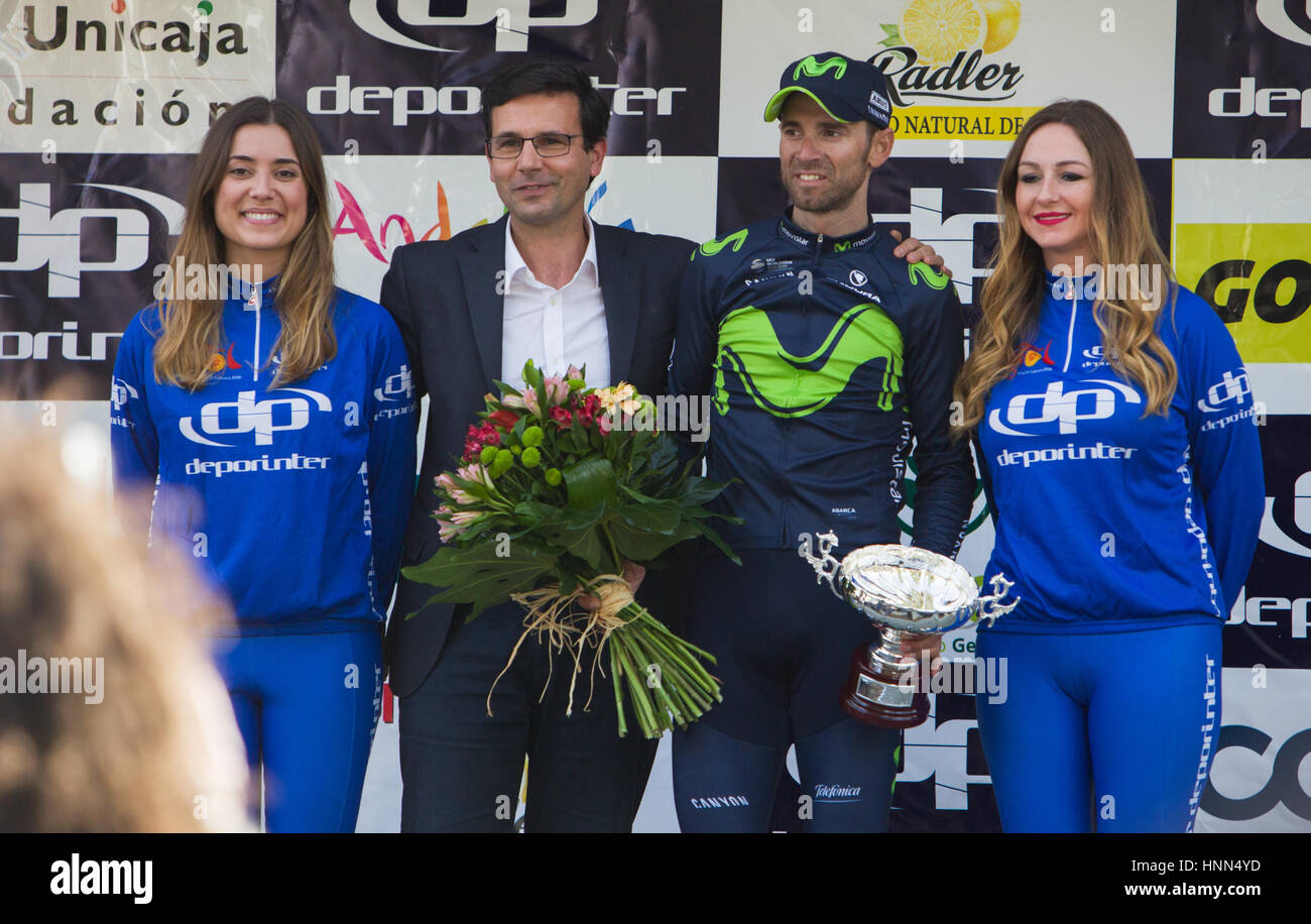 Granada, Espagne, 15 février 2017. Alejandro Valverde célèbre sur le podium, après qu'il a remporté la première étape du Tour d'Andalousie à Grenade, Espagne. Credit : Gergő Lázár/Alamy Live News Banque D'Images