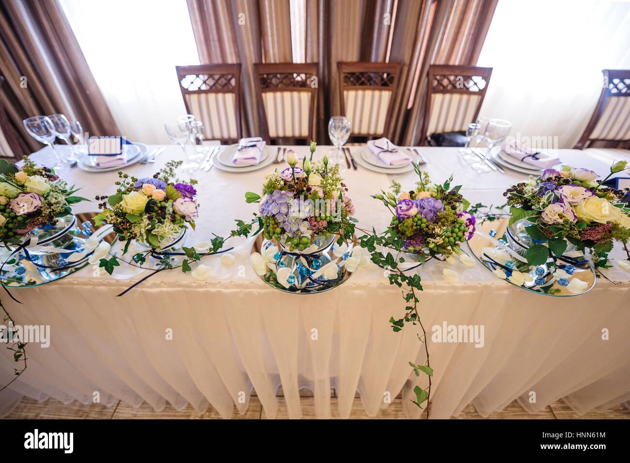 Décor de fleurs sur table mariage mariée et le marié Banque D'Images