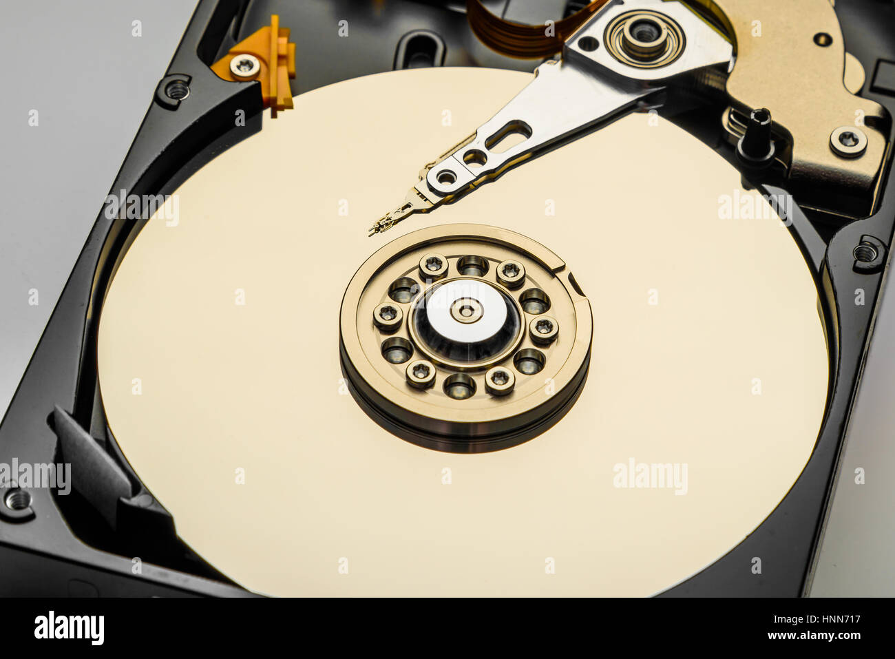 Demontage disque dur d'ordinateur en gros plan couleur or isolated Photo  Stock - Alamy