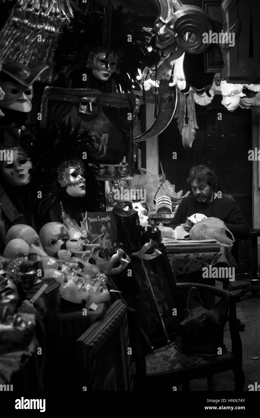 L'art vénitien de la création de masques de carnaval de 'El Mascarer', qui crée aussi les masques de 'Eyes Wide Shut' movi de Kubrick. Banque D'Images