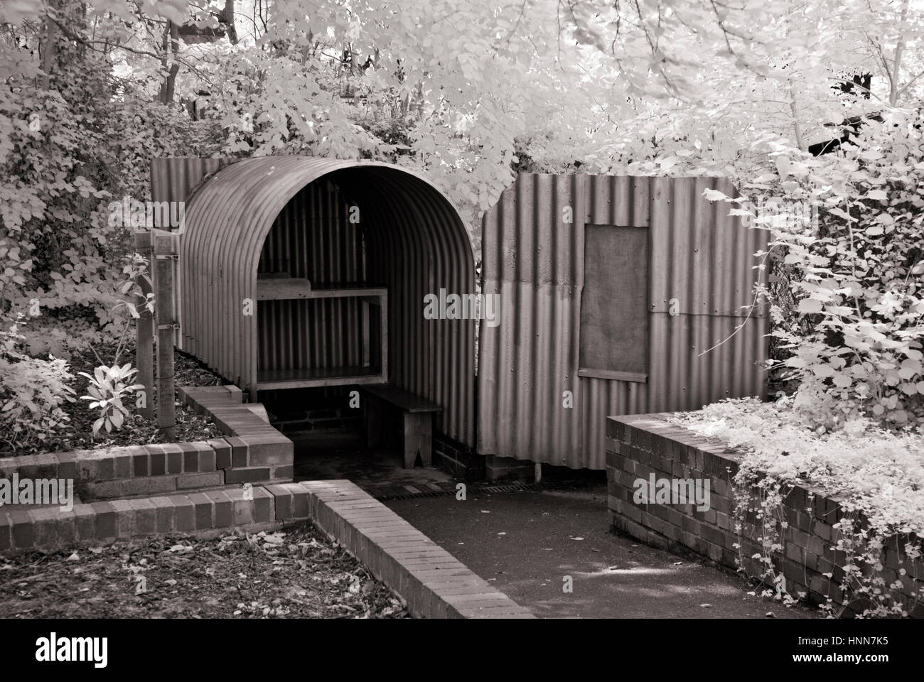 Photographie noir et blanc photographie infrarouge d'Anderson un abri au Musée d'Avoncroft qui compte plus de 30 bâtiments historiques et des structures qui ont été Banque D'Images