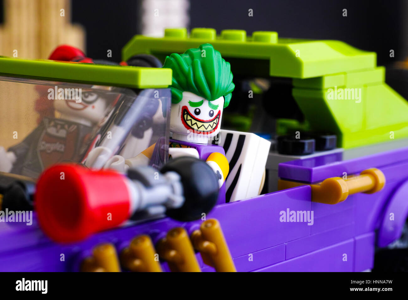 Tambov, Fédération de Russie - 11 Février 2017 Les Lego Joker et Harley Quinn figurines dans le fameux Joker Lowrider voiture. Studio shot. Banque D'Images