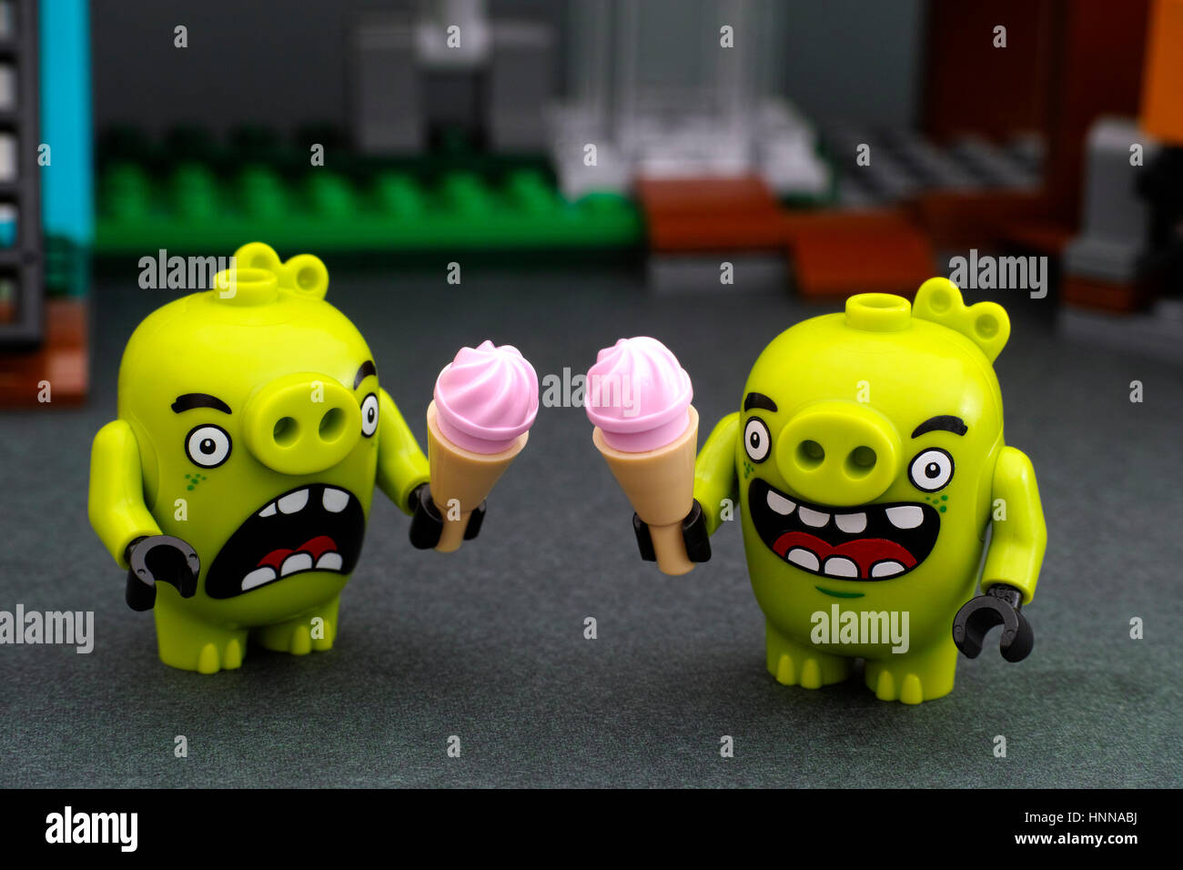 Tambov, Fédération de Russie - le 14 avril, 2016 Angry Birds Lego. Deux Bad piggies avec des glaces. Studio shot. Banque D'Images