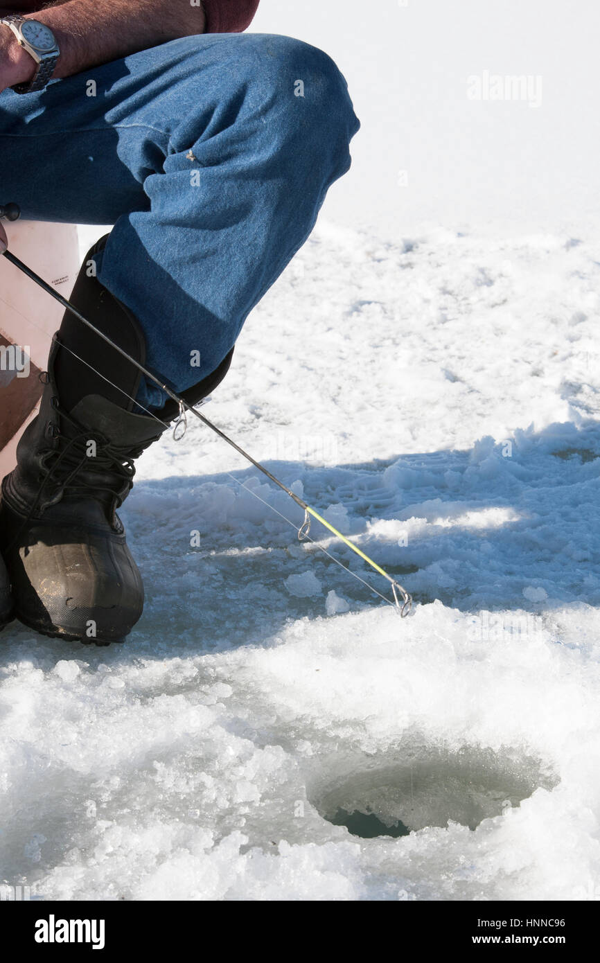 Close-up of boot toe, et pointe sur la glace du pôle de pêche. Banque D'Images