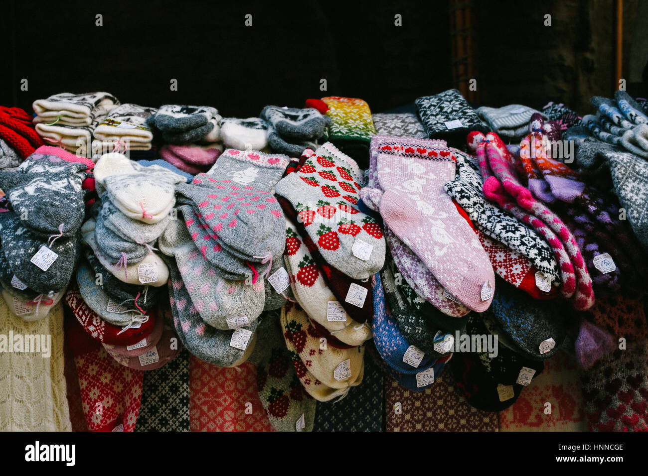 Sélection de chaussettes de laine colorés traditionnels avec différents modes sur une échoppe de marché dans la vieille ville de Tallinn, Estonie. Banque D'Images