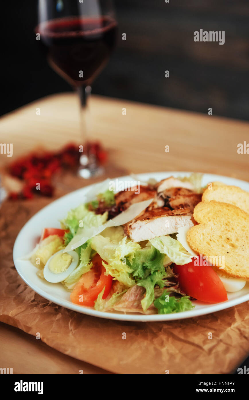 Caesar salade avec des croûtons, œufs de caille, tomates cerises et gril Banque D'Images