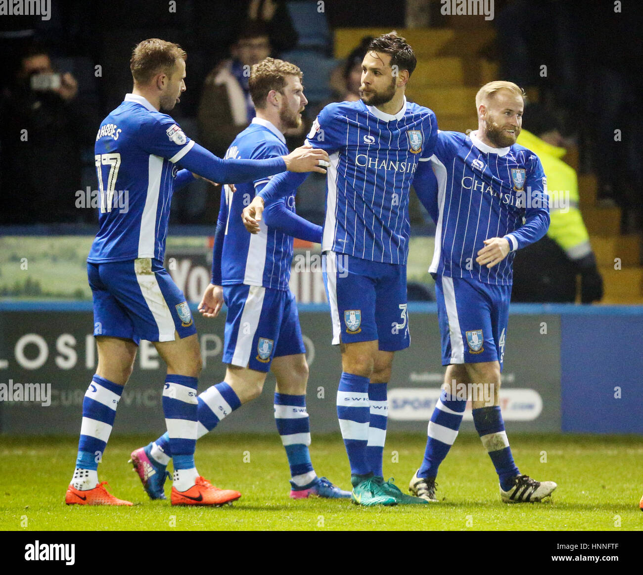 Sheffield Wednesday's Vincent Sasso (deuxième à droite) célèbre marquant son deuxième but de la partie avec l'équipe au cours de la Sky Bet Championship match à Hillsborough, Sheffield. Banque D'Images