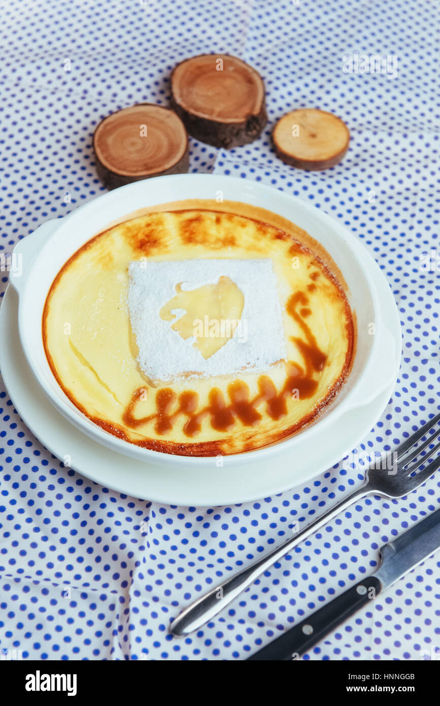 Cassolette de fromage délicieux dans un pot en céramique. Banque D'Images