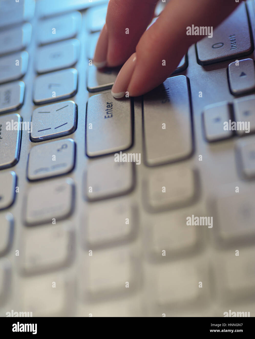 Femme doigts du clavier de l'ordinateur portable Banque D'Images