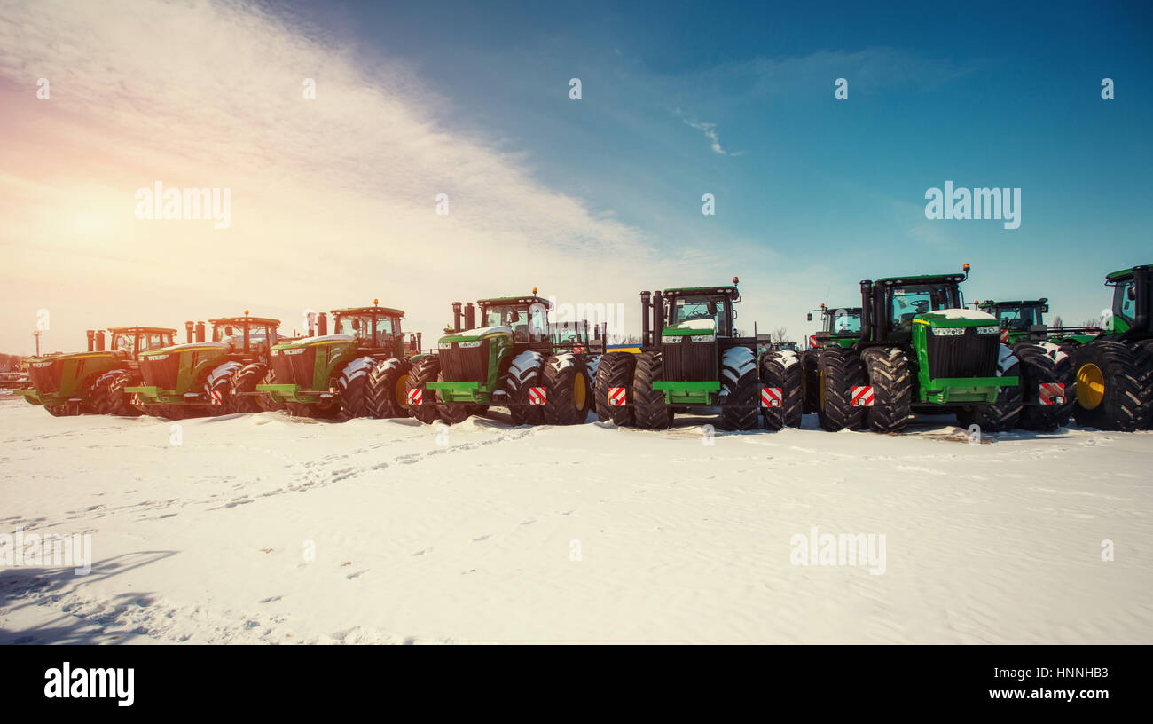 Plusieurs tracteurs alignés dans le secteur agricole Banque D'Images