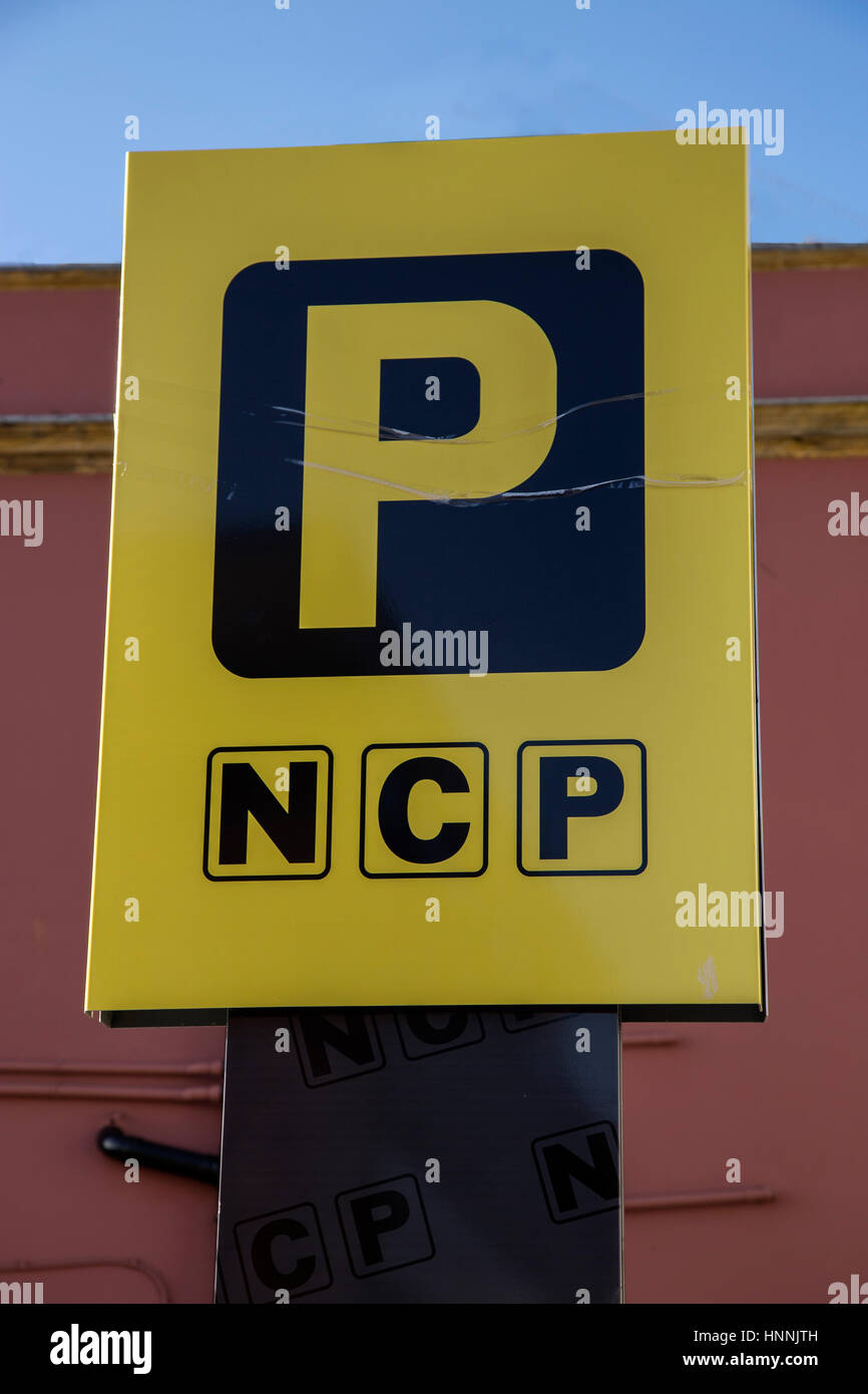 Parking NCP signe, dans Axminster, Devon. National Car Parks. Banque D'Images