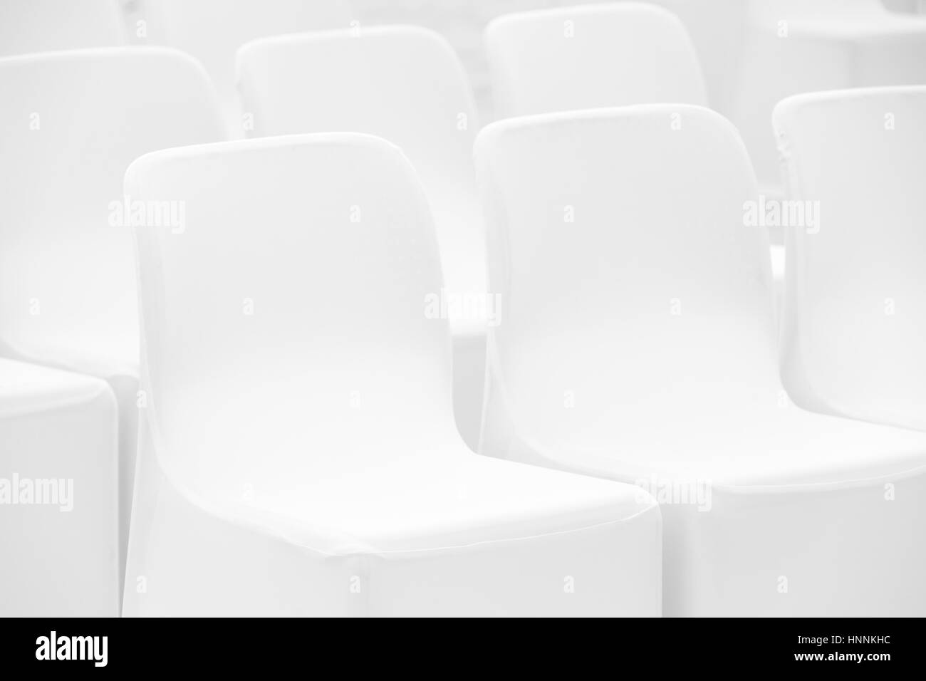 Chaises blanc doux se tenir dans une ligne, photo avec selective focus Banque D'Images