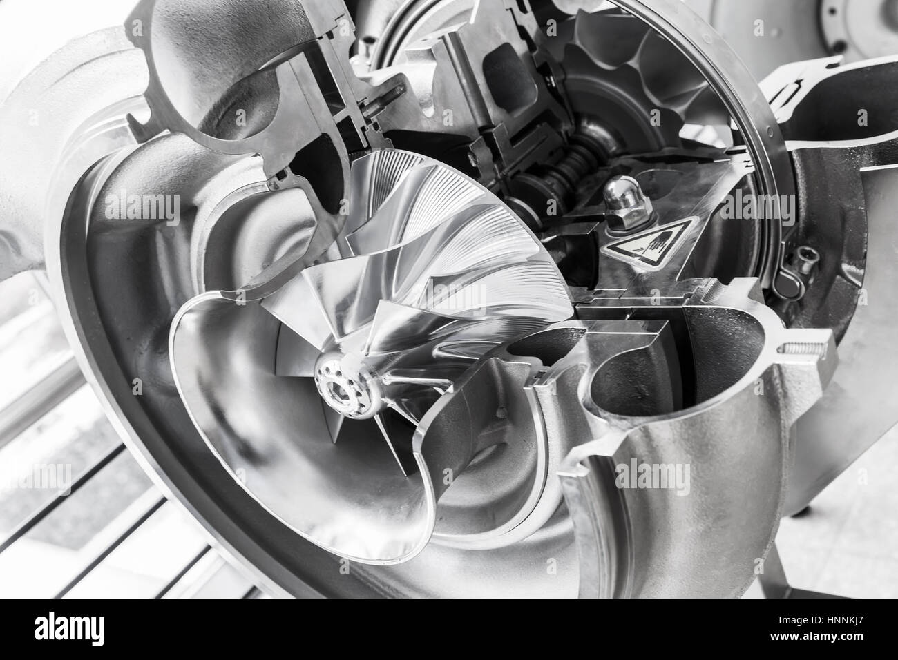 Structure du turbocompresseur avec section transversale, photo en noir et blanc avec soft focus sélectif Banque D'Images