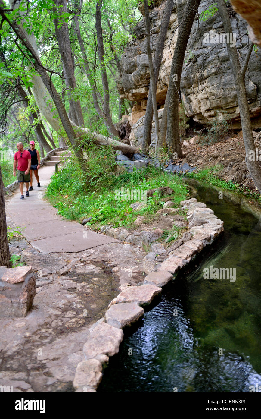 Montezuma Well et sentier du canal de sortie. Le puits est un trou d'évier en pierre calcaire naturelle avec près de l'arrivée d'eau constante à partir de la source souterraine Banque D'Images