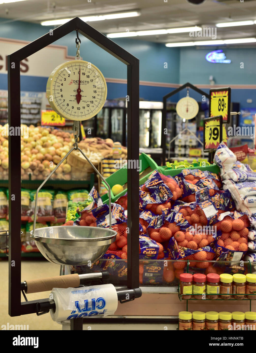 Pèse-personne remise avec rouleau de sacs de plastique à produire l'article Arizona supermarché, USA Banque D'Images