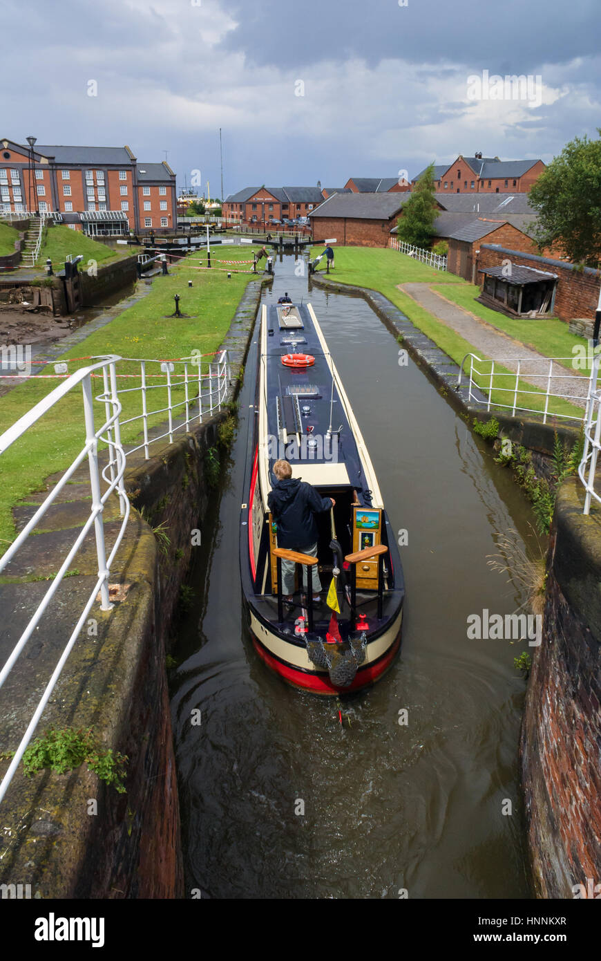 15-04 sortir du cadenas sur le Shropshire Union Canal à Ellesmere Port où le réseau de voies navigables se connecte à la Manchester Ship Canal Banque D'Images