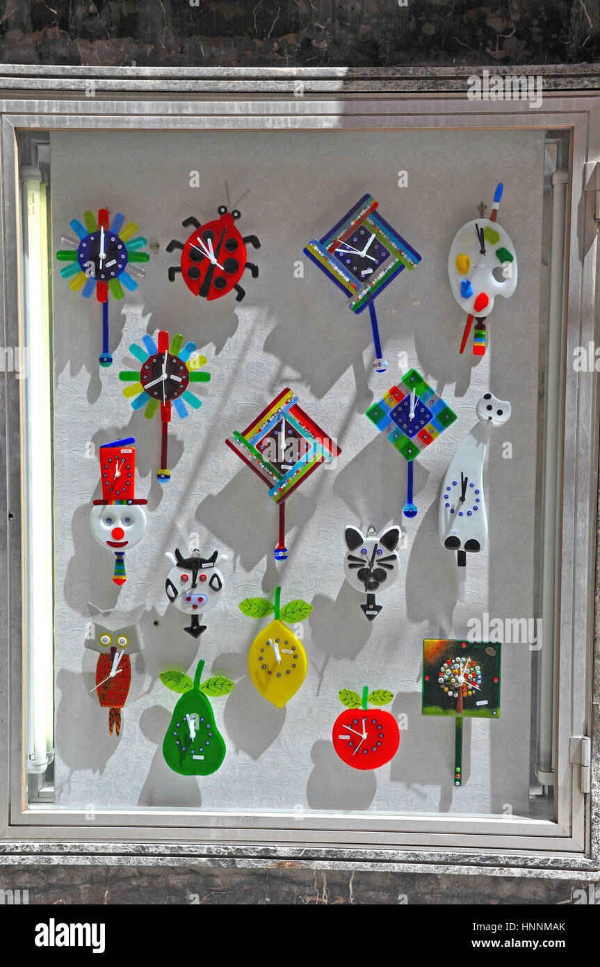 Creative horloges pour vente sur shop display dans street, Italie Banque D'Images