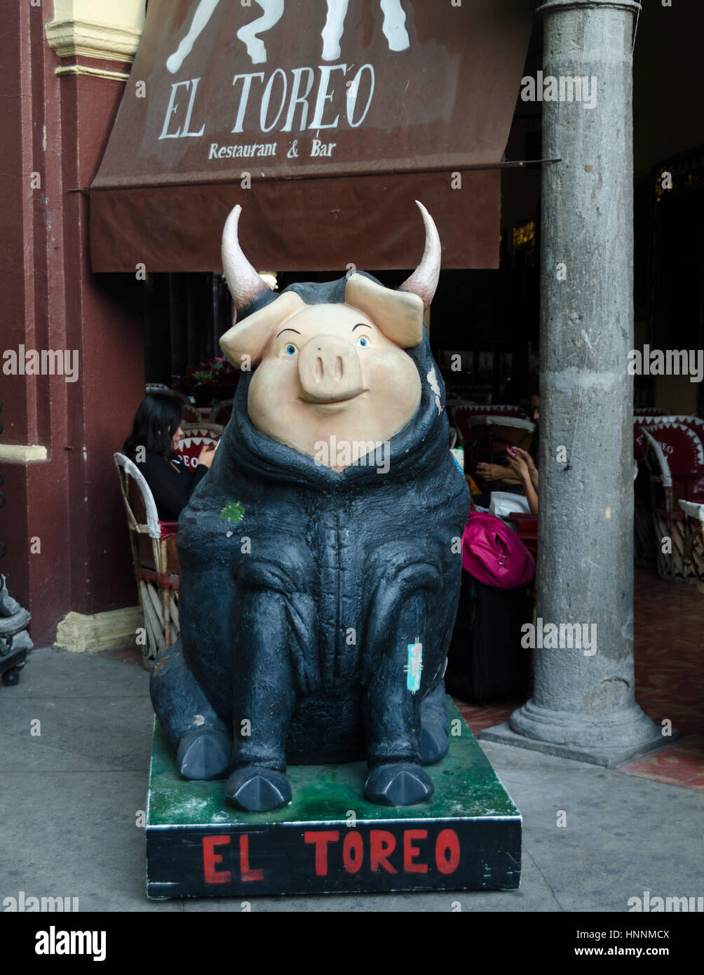 De nombreuses entreprises de Tlaquepaque font la promotion des arts locaux, en parrainant une statue de porc. Banque D'Images