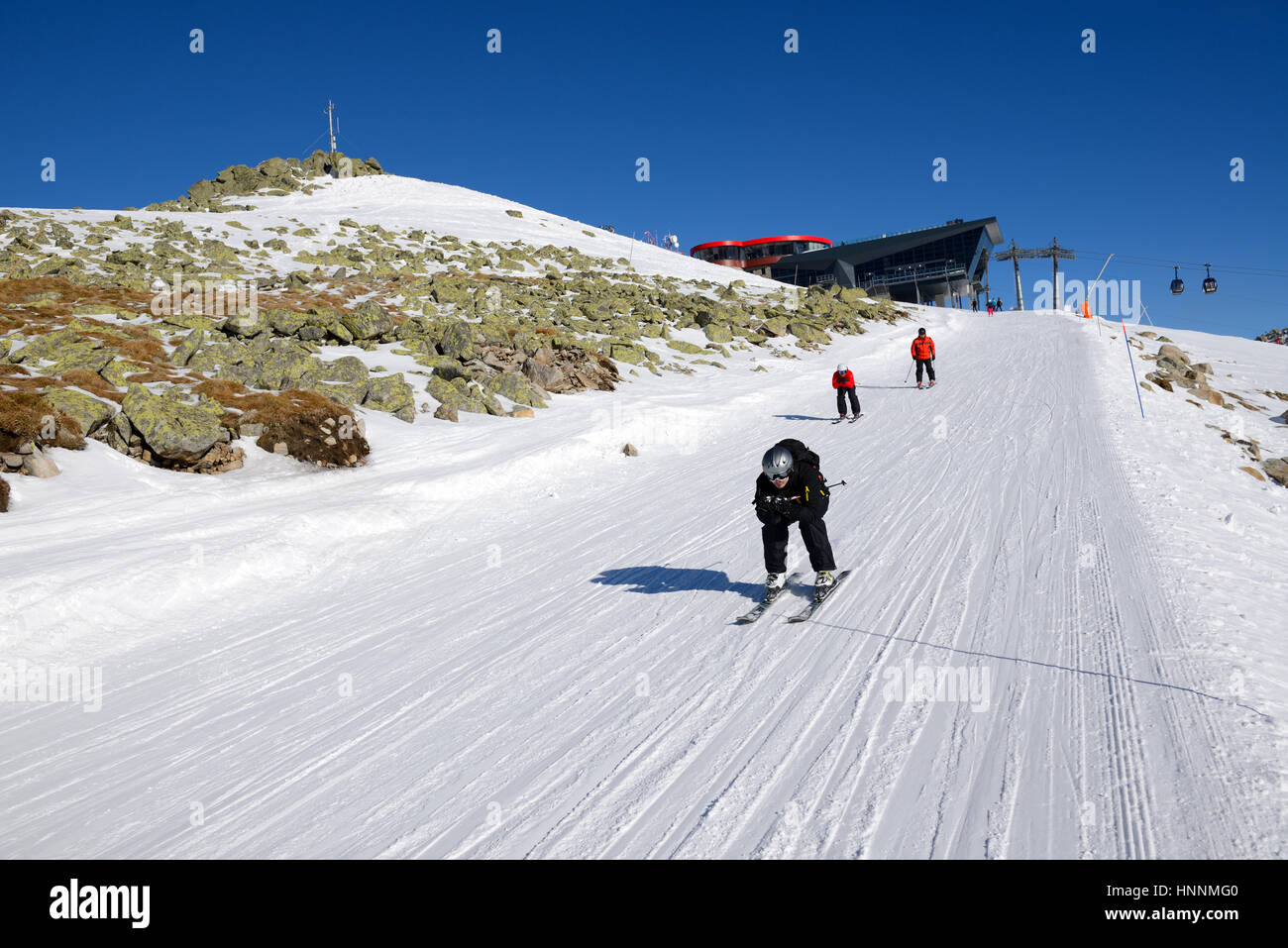 JASNA, Slovaquie - 23 janvier : les skieurs et rotonde sur station de téléphérique à Jasna Chopok Basses Tatras. C'est la plus grande station de ski de Slovaquie avec 49 Banque D'Images