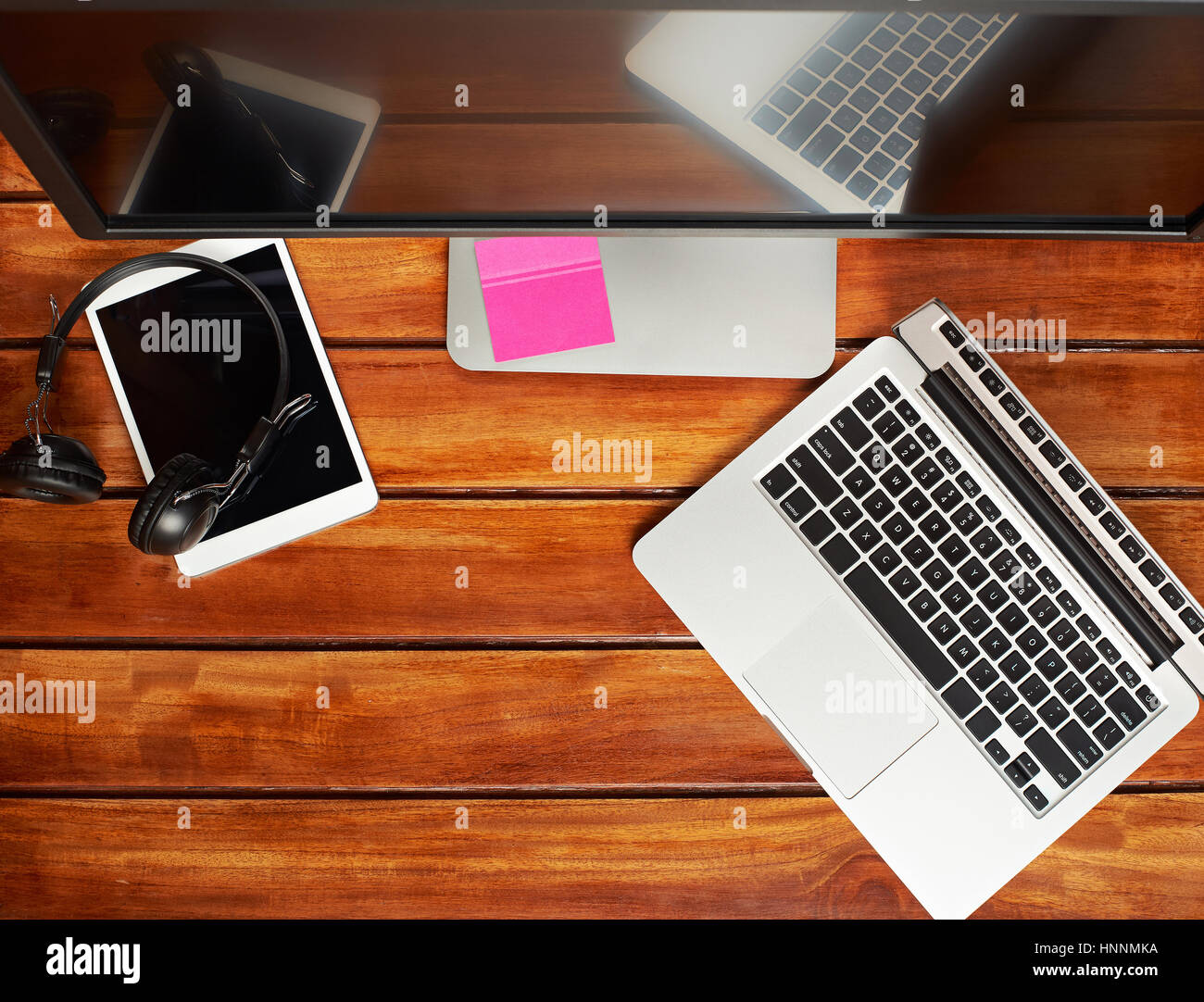 Surveiller et moderne de l'ordinateur portable sur un bureau en bois bureau en Banque D'Images