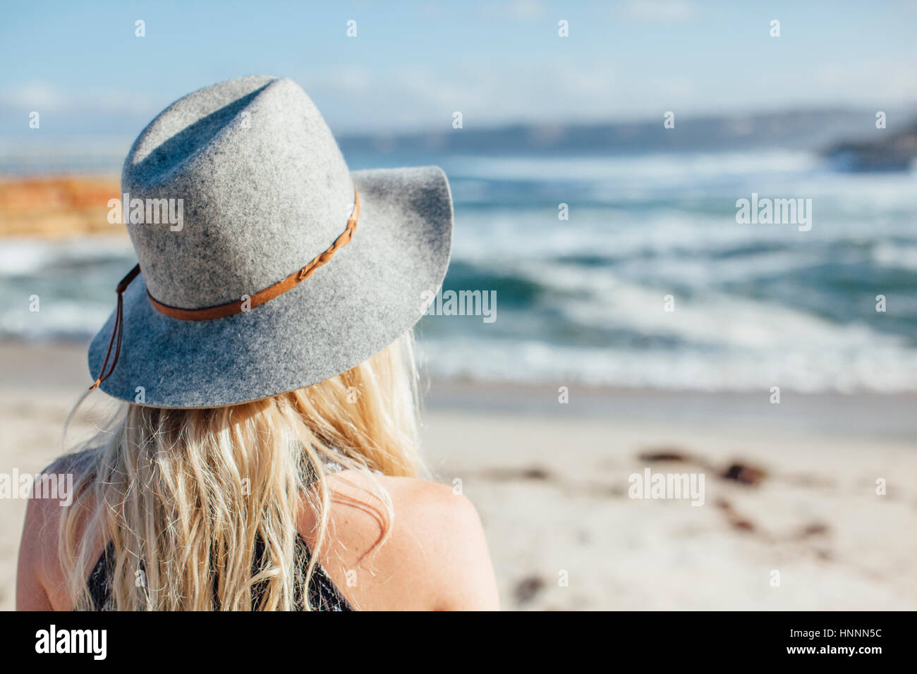Femme debout sur le rivage à Beach Banque D'Images