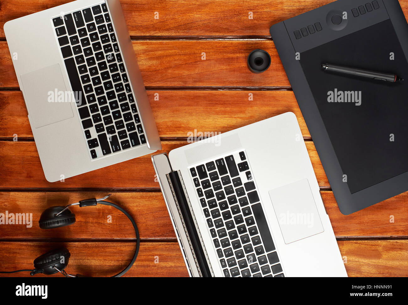 Design moderne 24 de designers sur la surface en bois brun Banque D'Images