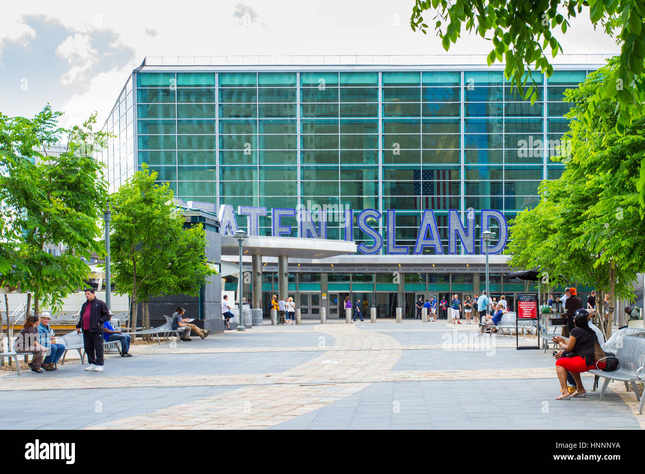 NEW YORK - 6 juin 2014 : voir à l'extérieur de la construction du terminal de ferry de Staten Island dans le centre-ville de Manhattan avec les personnes visibles. Banque D'Images