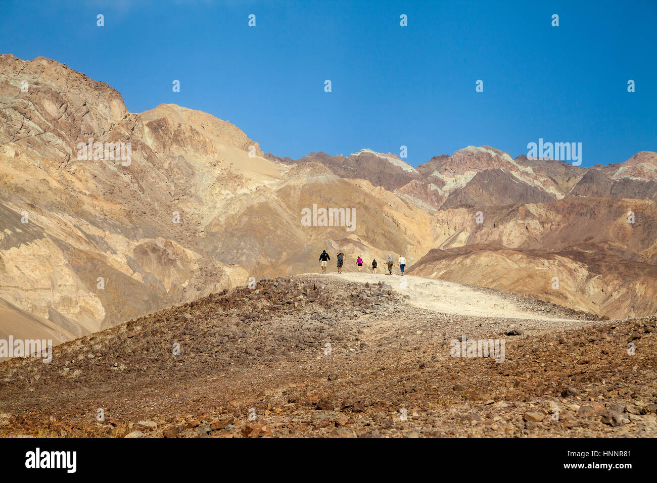 Les touristes en randonnée sur un sentier dans la Death Valley National Park, California, USA Banque D'Images