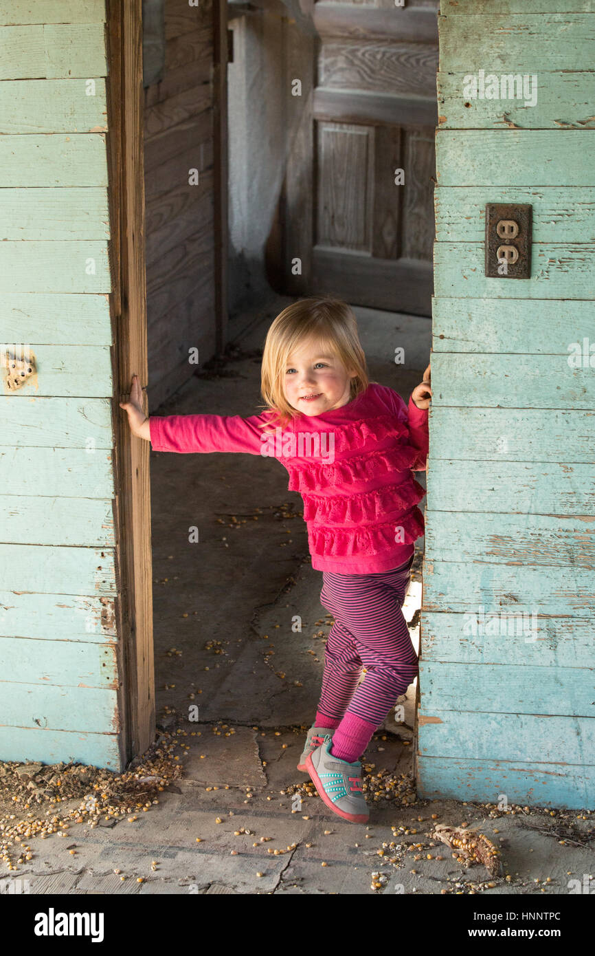 Une fille pose dans une maison abandonnée en Caroline du Nord. Banque D'Images