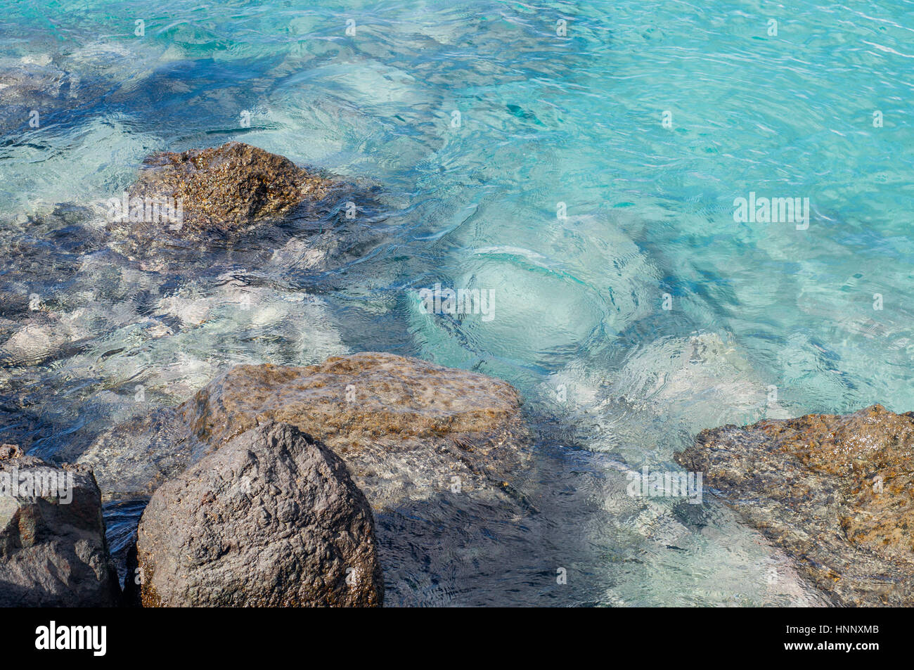 Des pierres et l'eau turquoise transparente, ondulation sur la surface Banque D'Images