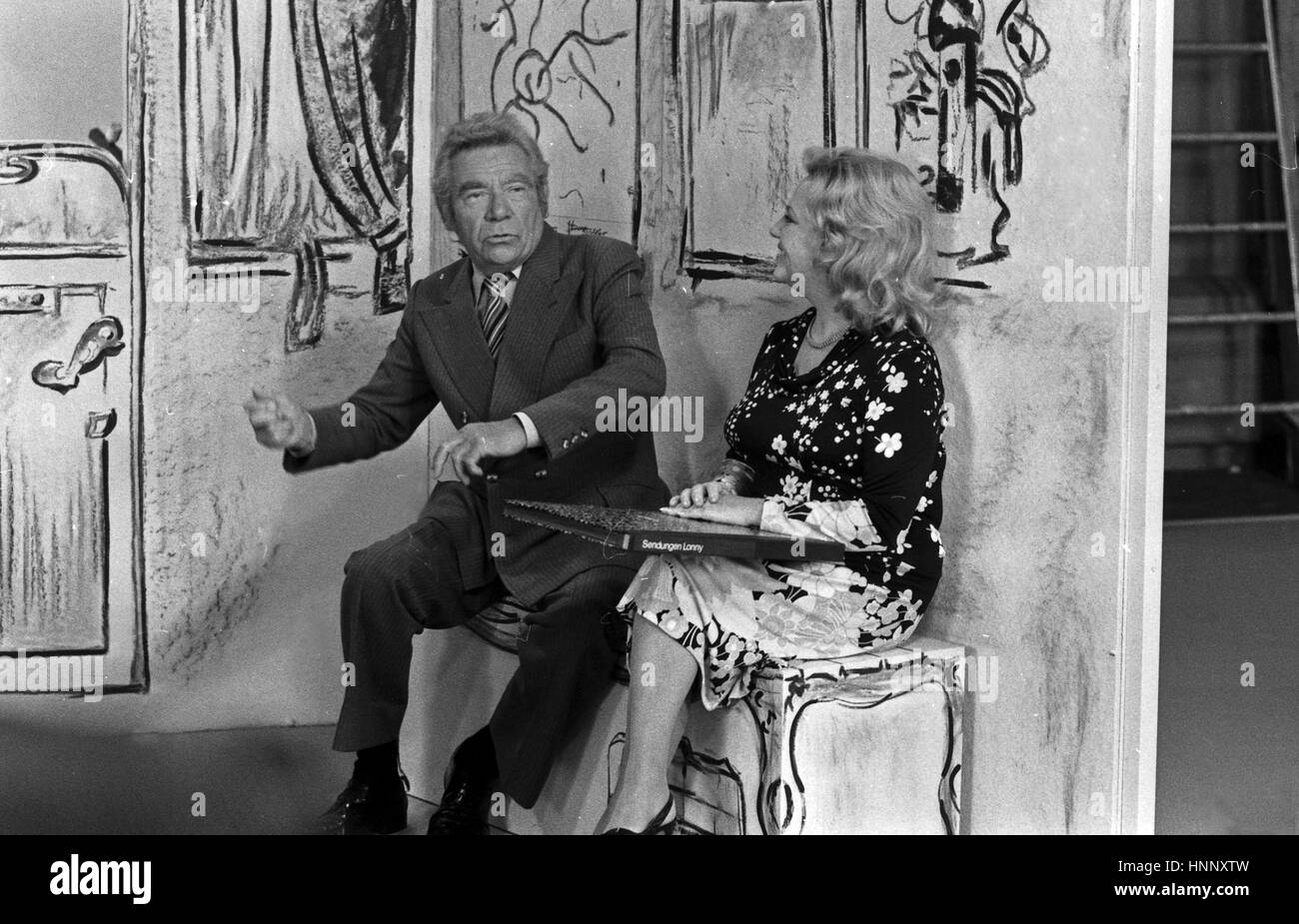 Artiste Peter Frankenfeld Showmaster und und Ehefrau Lonny Kellner bei einer Fernsehaufzeichnung, Deutschland 1970 er Jahre. Artiste Peter Frankenfeld TV avec son épouse Lonny Kellner, tout en produisant une émission de télévision, de l'Allemagne des années 1970. Banque D'Images Artiste Peter Frankenfeld Showmaster und und Ehefrau Lonny Kellner bei einer Fernsehaufzeichnung, Deutschland 1970 er Jahre. Artiste Peter Frankenfeld TV avec son épouse Lonny Kellner, tout en produisant une émission de télévision, de l'Allemagne des années 1970. Banque D'Images