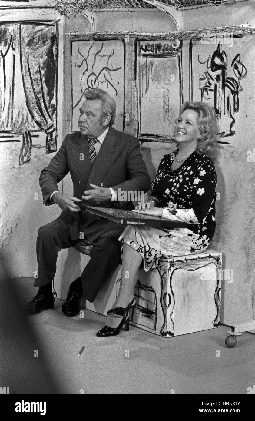 Artiste Peter Frankenfeld Showmaster und und Ehefrau Lonny Kellner bei einer Fernsehaufzeichnung, Deutschland 1970 er Jahre. Artiste Peter Frankenfeld TV avec son épouse Lonny Kellner, tout en produisant une émission de télévision, de l'Allemagne des années 1970. Banque D'Images Artiste Peter Frankenfeld Showmaster und und Ehefrau Lonny Kellner bei einer Fernsehaufzeichnung, Deutschland 1970 er Jahre. Artiste Peter Frankenfeld TV avec son épouse Lonny Kellner, tout en produisant une émission de télévision, de l'Allemagne des années 1970. Banque D'Images