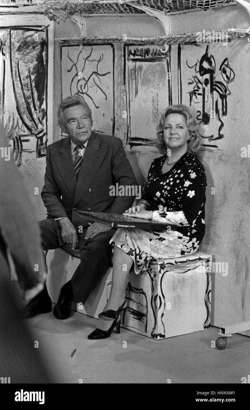 Artiste Peter Frankenfeld Showmaster und und Ehefrau Lonny Kellner bei einer Fernsehaufzeichnung, Deutschland 1970 er Jahre. Artiste Peter Frankenfeld TV avec son épouse Lonny Kellner, tout en produisant une émission de télévision, de l'Allemagne des années 1970. Banque D'Images Artiste Peter Frankenfeld Showmaster und und Ehefrau Lonny Kellner bei einer Fernsehaufzeichnung, Deutschland 1970 er Jahre. Artiste Peter Frankenfeld TV avec son épouse Lonny Kellner, tout en produisant une émission de télévision, de l'Allemagne des années 1970. Banque D'Images