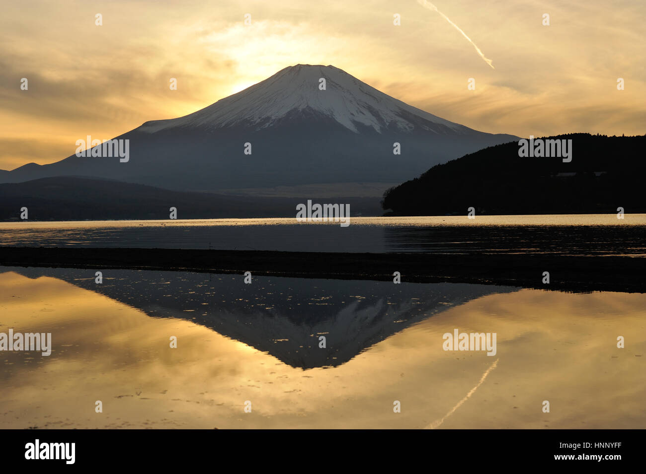 Mt.Fuji et Yamanaka lac au crépuscule Banque D'Images