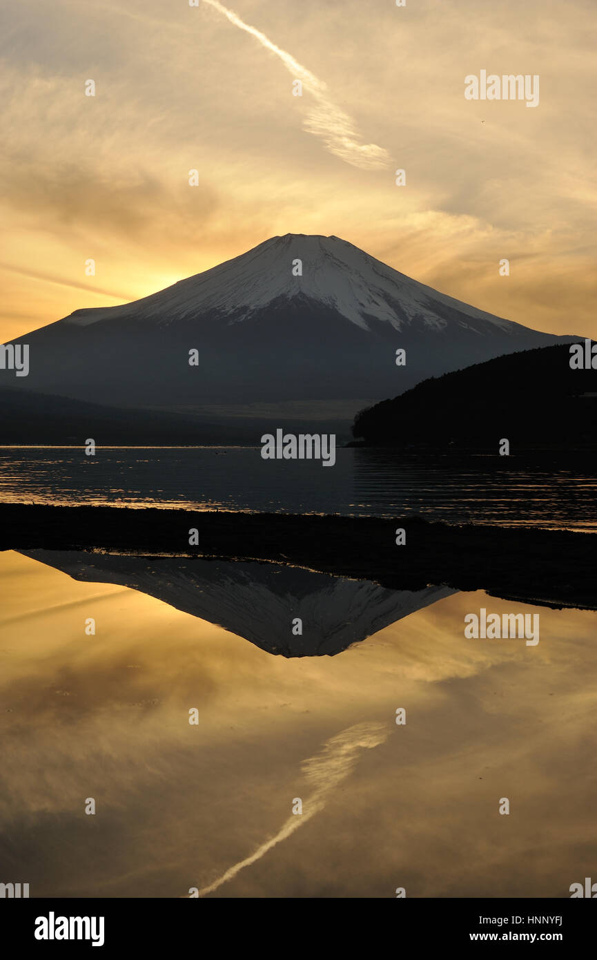 Mt.Fuji et Yamanaka lac au crépuscule Banque D'Images